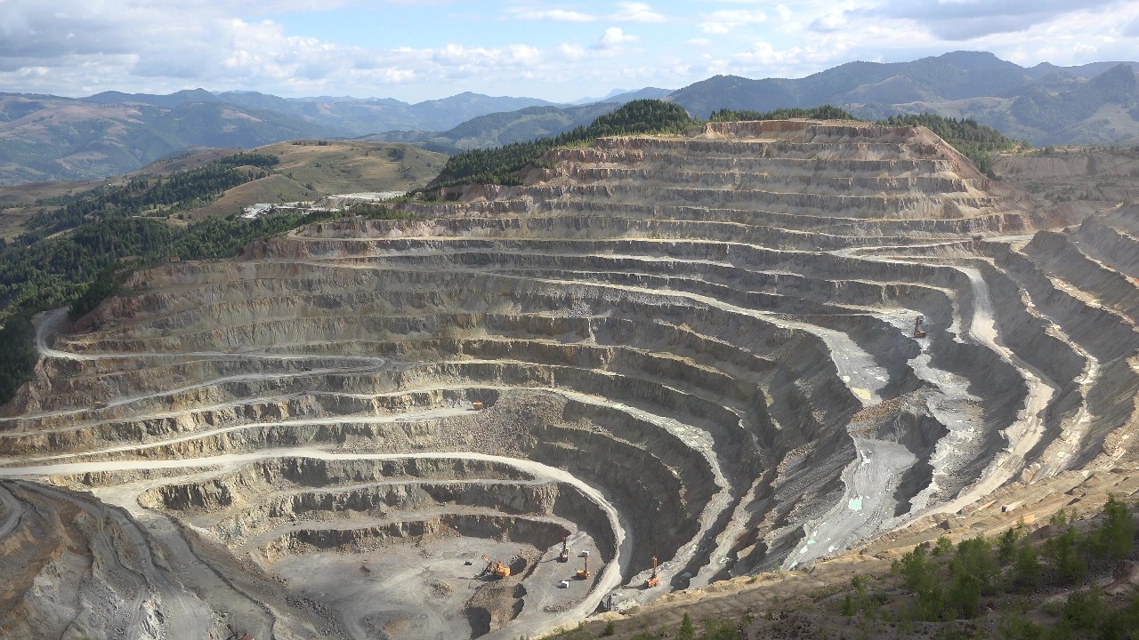 矿山、采石场和运送矿石的机器的时间